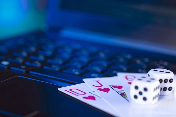 Kartu dan tangan blackjack menunjukkan opsi free double dan split